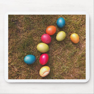 Farbenfrohe lackierte Eier im Garten, Ostereier Mousepad