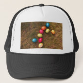 Farbenfrohe lackierte Eier im Garten, Ostereier Truckerkappe (Vorderseite)