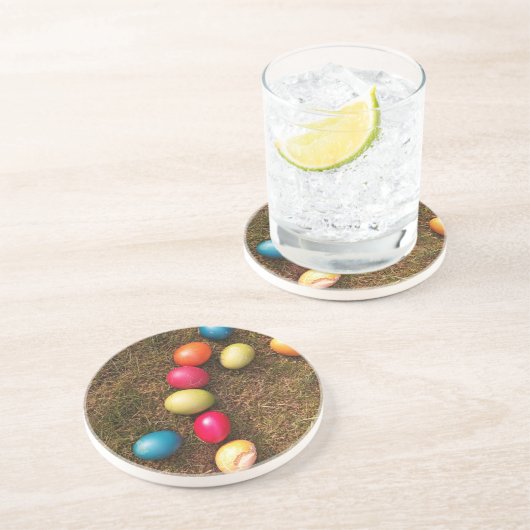 Farbenfrohe lackierte Eier im Garten, Ostereier Untersetzer (Seite)