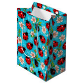 Farbenfrohe Ladybug-Muster mit Blume Mittlere Geschenktüte (Vorderseite Schrägansicht)