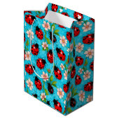 Farbenfrohe Ladybug-Muster mit Blume Mittlere Geschenktüte (Rückseite Schrägansicht)