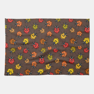 Farbenfrohe Ladybugs auf braun Geschirrtuch