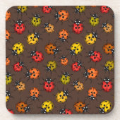 Farbenfrohe Ladybugs auf braun Getränkeuntersetzer (Vorderseite)