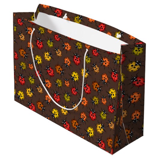 Farbenfrohe Ladybugs auf braun Große Geschenktüte (Rückseite Schrägansicht)