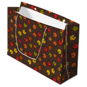 Farbenfrohe Ladybugs auf braun Große Geschenktüte (Vorderseite Schrägansicht)