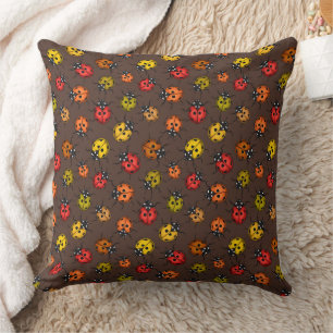 Farbenfrohe Ladybugs auf braun Kissen