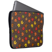 Farbenfrohe Ladybugs auf braun Laptopschutzhülle (Vorne Rechts)