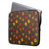 Farbenfrohe Ladybugs auf braun Laptopschutzhülle (Vorderseite Links)