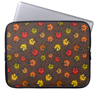 Farbenfrohe Ladybugs auf braun Laptopschutzhülle