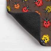 Farbenfrohe Ladybugs auf braun Mousepad (Ecke)