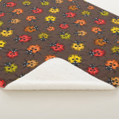Farbenfrohe Ladybugs auf braun Sherpadecke (3/4)