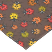 Farbenfrohe Ladybugs auf braun Tischdecke (Schrägansicht)