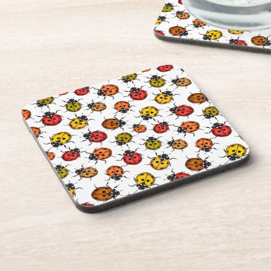 Farbenfrohe Ladybugs auf weiß Getränkeuntersetzer (Linke Seite)