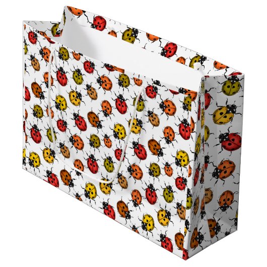 Farbenfrohe Ladybugs auf weiß Große Geschenktüte (Vorderseite Schrägansicht)
