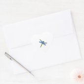Farbenfrohe Libelle am Ast Herz-Aufkleber (Umschlag)