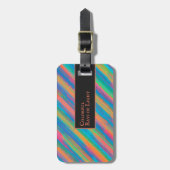 Farbenfrohe Lichtstrahlen fallen in Dunkelheit Gepäckanhänger (Vorderseite vertikal)