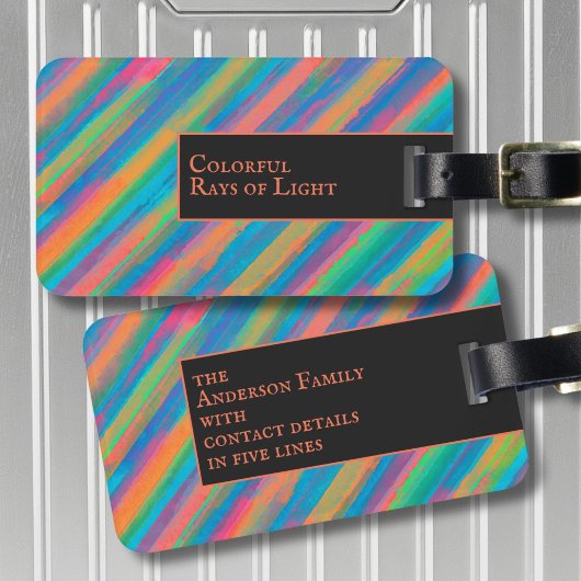 Farbenfrohe Lichtstrahlen fallen in Dunkelheit Gepäckanhänger