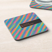 Farbenfrohe Lichtstrahlen fallen in Dunkelheit Getränkeuntersetzer (Linke Seite)