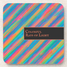 Farbenfrohe Lichtstrahlen fallen in Dunkelheit