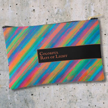 Farbenfrohe Lichtstrahlen fallen in Dunkelheit