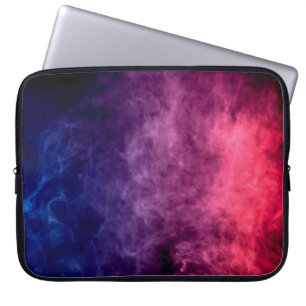 Farbenfrohe lila und blaue Rauchwolken auf der dun Laptopschutzhülle