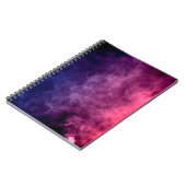 Farbenfrohe lila und blaue Rauchwolken auf der dun Notizblock (Linke Seite)