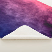 Farbenfrohe lila und blaue Rauchwolken auf der dun Sherpadecke (3/4)