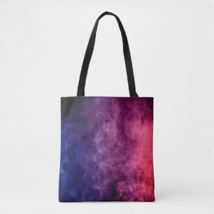 Farbenfrohe lila und blaue Rauchwolken auf der dun Tasche