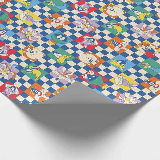 Farbenfrohe LOONEY TUNES™ Schachbrett Toss Pattern Geschenkpapier (Ecke)