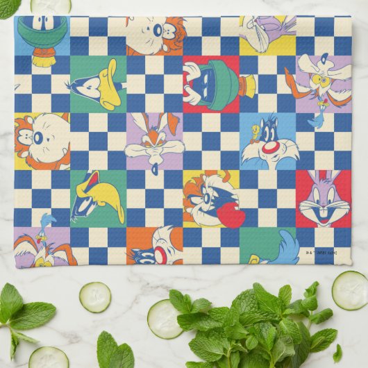 Farbenfrohe LOONEY TUNES™ Schachbrett Toss Pattern Geschirrtuch (Gefaltet)