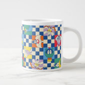 Farbenfrohe LOONEY TUNES™ Schachbrett Toss Pattern Jumbo-Tasse (Rechts)