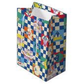 Farbenfrohe LOONEY TUNES™ Schachbrett Toss Pattern Mittlere Geschenktüte (Vorderseite Schrägansicht)