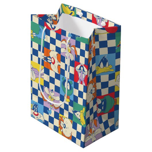 Farbenfrohe LOONEY TUNES™ Schachbrett Toss Pattern Mittlere Geschenktüte (Vorderseite Schrägansicht)
