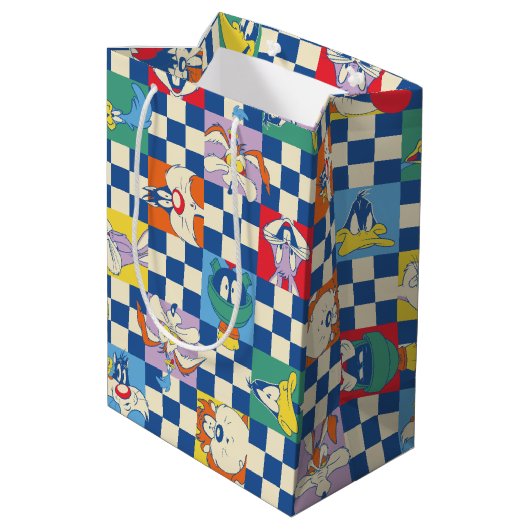 Farbenfrohe LOONEY TUNES™ Schachbrett Toss Pattern Mittlere Geschenktüte (Rückseite Schrägansicht)