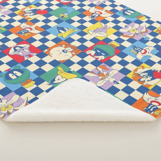 Farbenfrohe LOONEY TUNES™ Schachbrett Toss Pattern Sherpadecke (3/4)