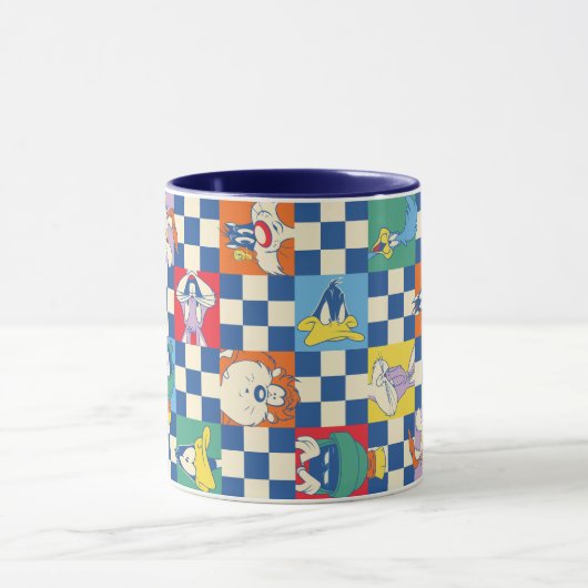 Farbenfrohe LOONEY TUNES™ Schachbrett Toss Pattern Tasse (Zentrum)