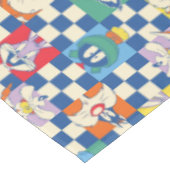 Farbenfrohe LOONEY TUNES™ Schachbrett Toss Pattern Tischdecke (Schrägansicht)