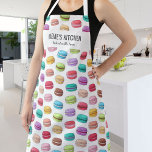 Farbenfrohe Macarons Baker Koch Meme's Küchen Cust Schürze<br><div class="desc">Spaß Schürze mit einem Muster handgezeichneter Makaronen und zwei Zeilen benutzerdefinierten Text. Fügen Sie den Namen einer Person, den Namen Ihrer Meme, eine Bäckerei, Restaurant, Café oder Shop-Namen oder löschen Sie den Text und Rechteck und verwenden Sie einfach das Muster. Ideal für Bäckereien, aufstrebende Koch, Geburtstagsfeiern, besondere Veranstaltungen, Caterer, Gastgeber/Gastgeber...</div>