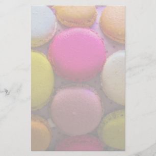 Farbenfrohe Macarons Geschmackvoll gebackenes Dess Briefpapier