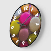 Farbenfrohe Macarons Geschmackvoll gebackenes Dess Große Wanduhr (Winkel)