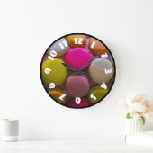 Farbenfrohe Macarons Geschmackvoll gebackenes Dess Große Wanduhr (Zuhause)