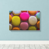Farbenfrohe Macarons Geschmackvoll gebackenes Dess Leinwanddruck (Insitu (Holzboden))