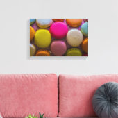 Farbenfrohe Macarons Geschmackvoll gebackenes Dess Leinwanddruck (Insitu (Wohnzimmer))