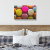 Farbenfrohe Macarons Geschmackvoll gebackenes Dess Leinwanddruck (Insitu (Schlafzimmer))