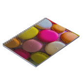 Farbenfrohe Macarons Geschmackvoll gebackenes Dess Notizblock (Linke Seite)