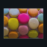 Farbenfrohe Macarons Geschmackvoll gebackenes Dess Postkarte<br><div class="desc">Eine Sammlung von bunten Makaronen in lebhaften und köstlichen Farben. Eine leckere süße Dessert-Leckerei. Regenbogenfarben. Ein Makaron ist eine Konfektion aus Frankreich und besteht aus 2 Meringue-Keksen mit leckerer Creme in der Mitte. Ja!</div>