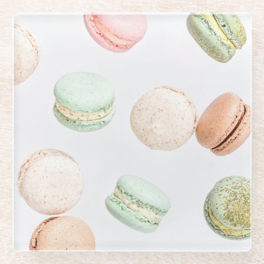 Farbenfrohe Macarons: Süß fallendes Muster. Glasuntersetzer (Vorderseite)