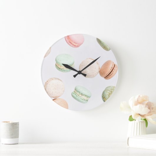 Farbenfrohe Macarons: Süß fallendes Muster. Große Wanduhr (Zuhause)