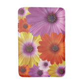 Farbenfrohe Medley von African Daisies Blume Badematte (Vorderseite Vertikal)
