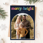 Farbenfrohe Merck & Bright Arch Xmas Familie Foto Feiertagskarte<br><div class="desc">Die bezaubernde Foto-Holiday-Card in Colorful Merry & Bright Arch Xmas bietet eine farbenfrohe Begrüßung in spielerischer Typografie, ergänzt durch ein klassisches Foto mit Arkaden. Die kühnen und fröhlichen Farben schaffen einen fröhlichen Kontrast zum tiefblauen Hintergrund, der den festlichen Geist Ihrer Familie unterstreicht. Die Rückseite zeigt eine Collage aus Foto in...</div>
